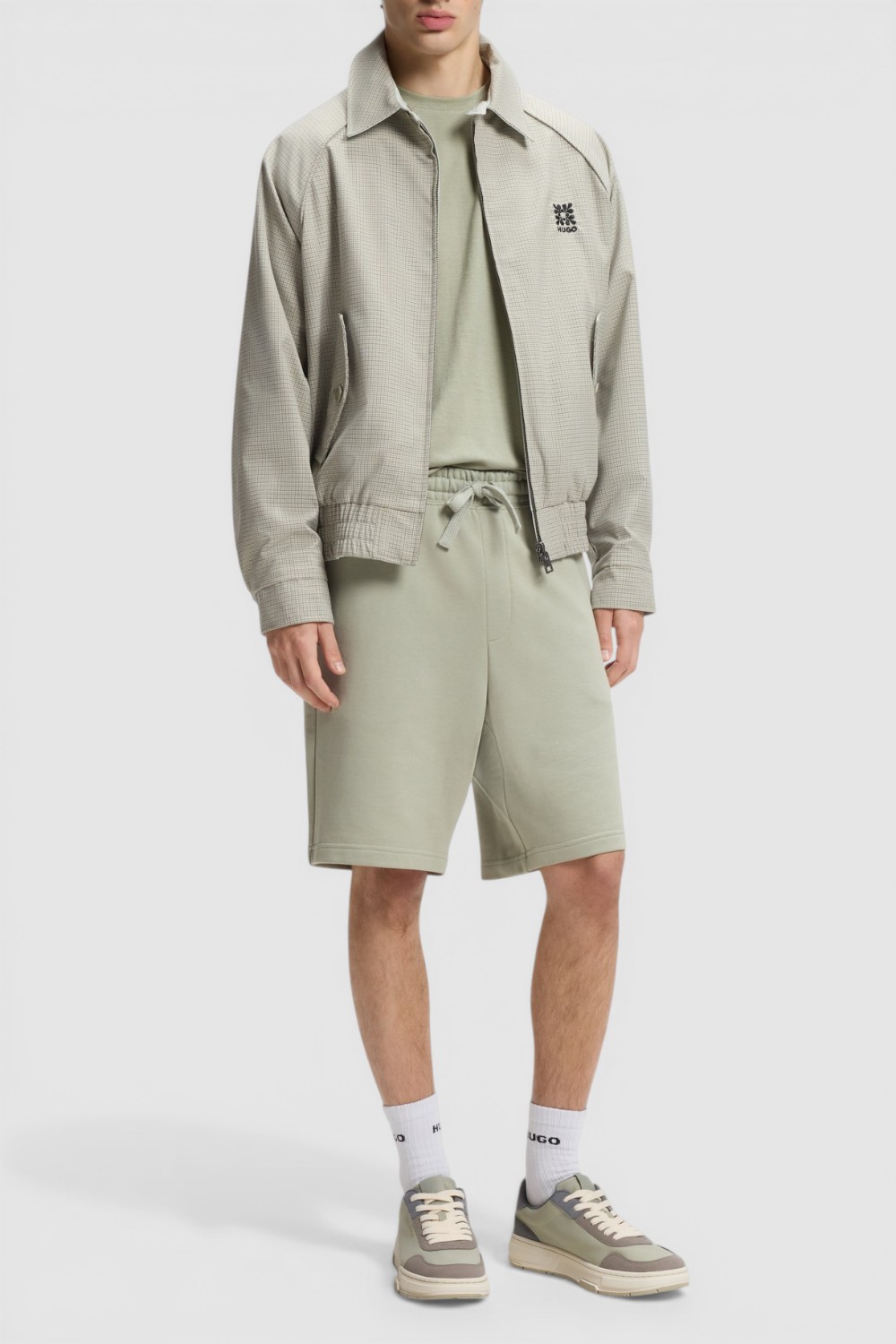 תמונת כל הלוק של חולצת טי בגזרת סלים